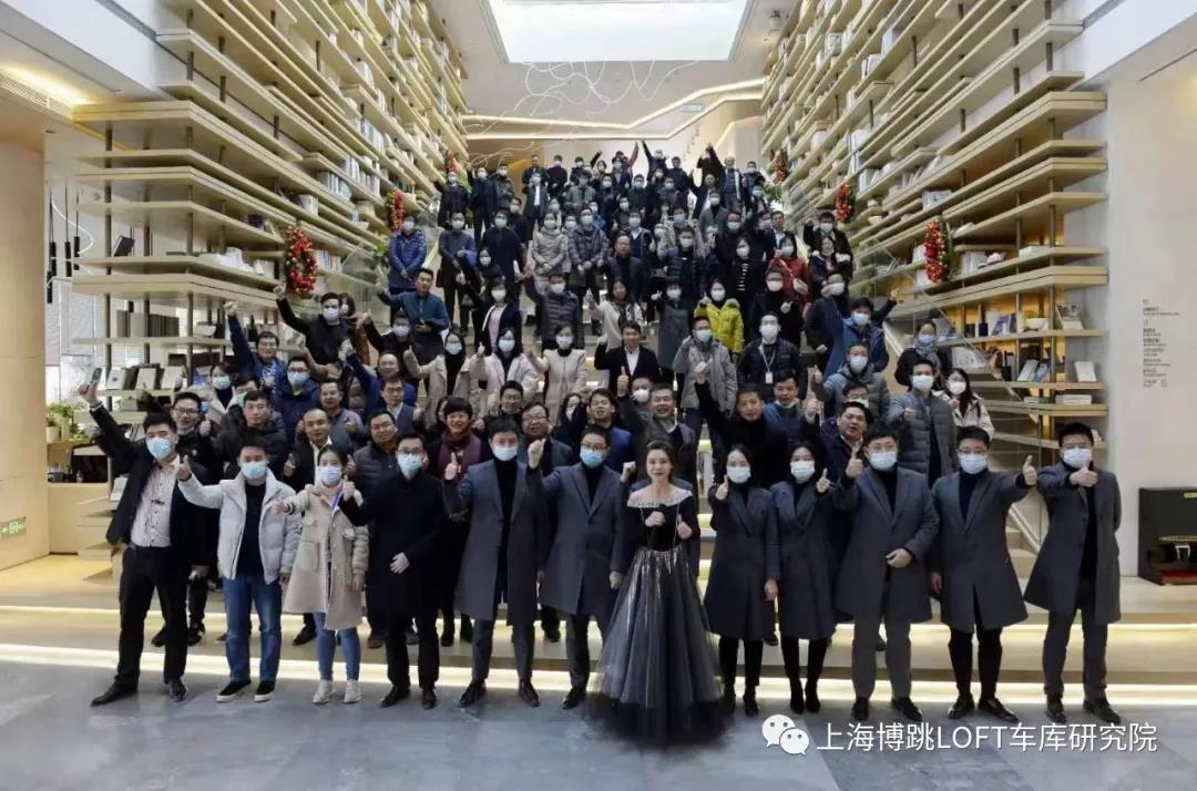 运城全国一百多人在华侨城汉口道6号参观研讨LOFT专利车库技术！